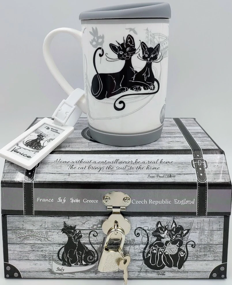 Cestovní hrnek s kočkou v kufříku